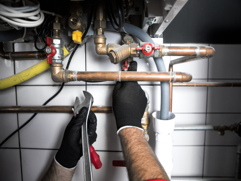 Técnico Reparando Termos Airsol