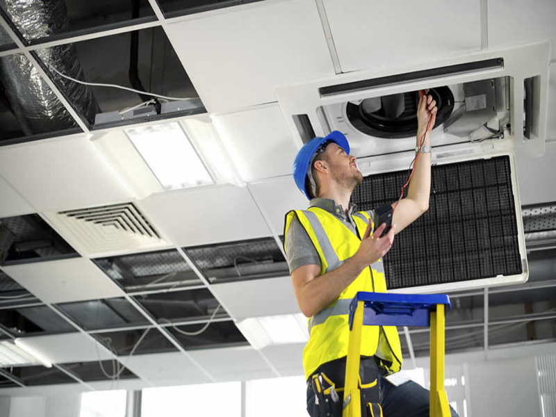 Técnico realizando Reparación de Aire Acondicionado Airsol